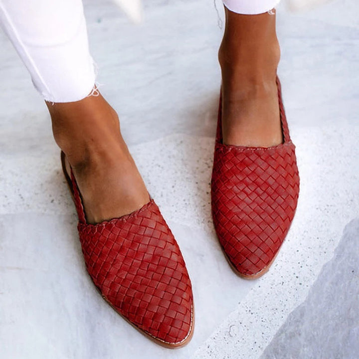 Damen Slipper in Rot getragen an den Füssen