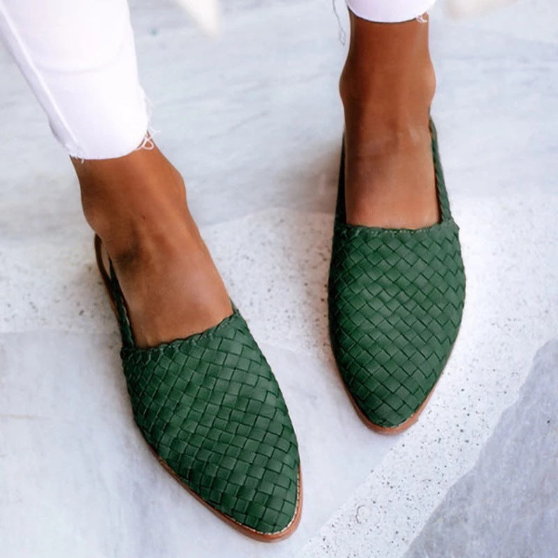 Elegantes Paar Damen Slipper in klassischem Design für stilvolle Freizeit-Outfits.