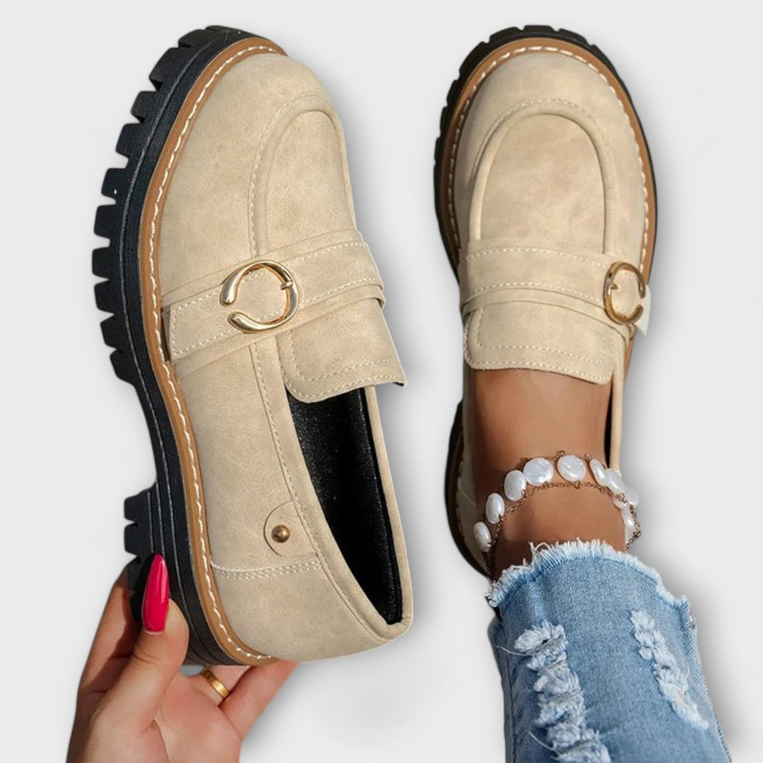 Damen Aurora Loafer in Beige mit Profilsohle und goldener Schnalle