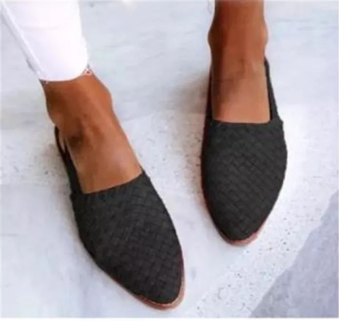 Stilvolle Freizeitschuhe für Damen aus weichem Material in Detailansicht.
