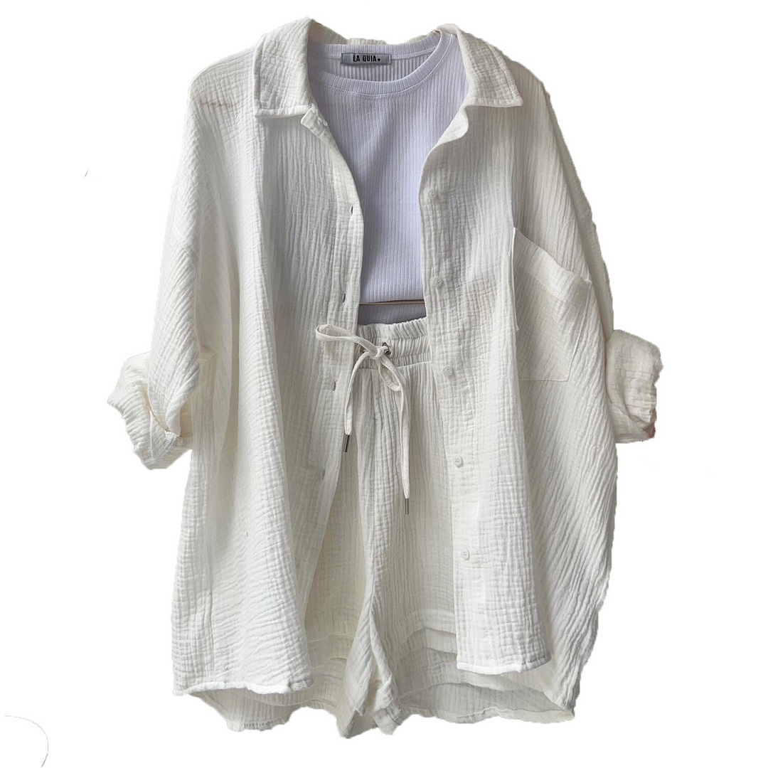 Komfortables Damen Loungewear Set, bestehend aus Oberteil & Shorts für entspannte Tage.