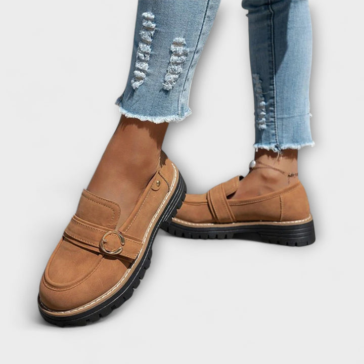 Schwarze Loafer mit Ziernaht, diagonale Perspektive