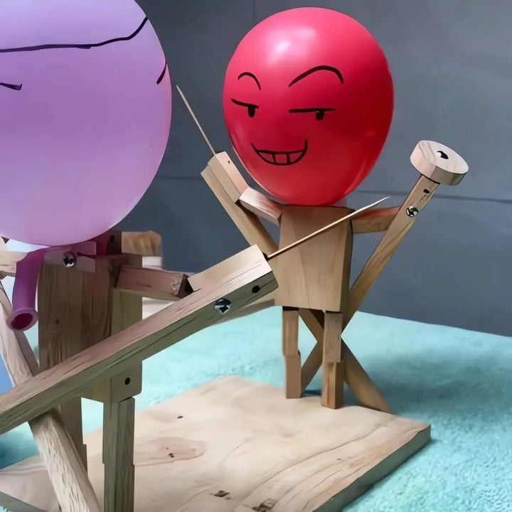 "DuelPop Ballon-Schwertspiel: Vier farbige Schwerter und Luftballons für spannende Duelle und actiongeladenen Spielspaß."