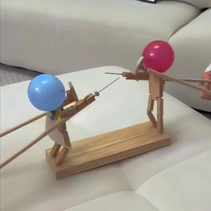 "DuelPop Ballon-Schwertspiel: Vier farbige Schwerter und Luftballons für spannende Duelle und actiongeladenen Spielspaß."