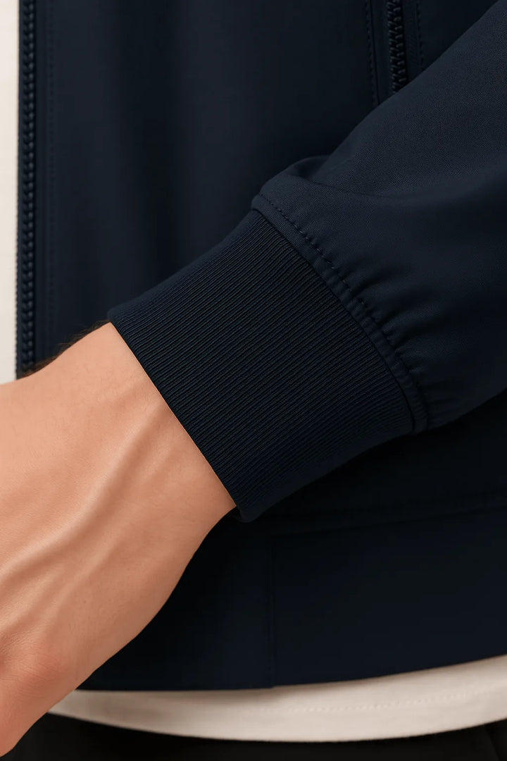 Leichte dunkelblaue Herren Übergangsjacke, winddichte Bomberjacke mit Reißverschluss für den aktiven Mann.