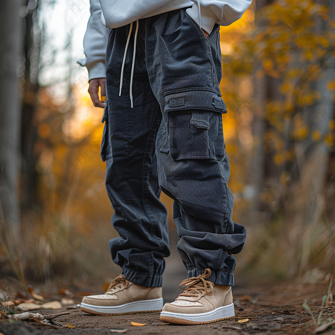 Dunkelblaue Herren Freizeithose mit weitem Bein, Schnürbund und großen Taschen für lässigen Alltag.