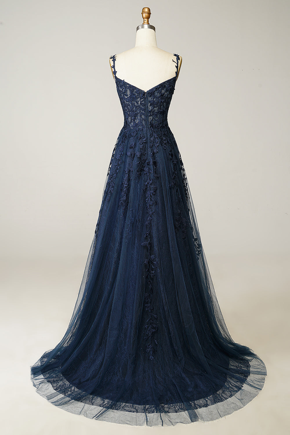 Dunkelblaues Abendkleid aus Spitze, bodenlang, mit Trägern, elegantes Design.