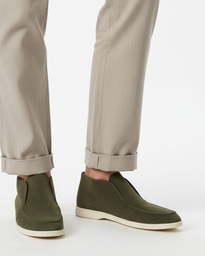 Nahaufnahme tiefgrüner Herren-Loafer aus hochwertigem Leder. Zeitloser Stil und exzellenter Komfort.