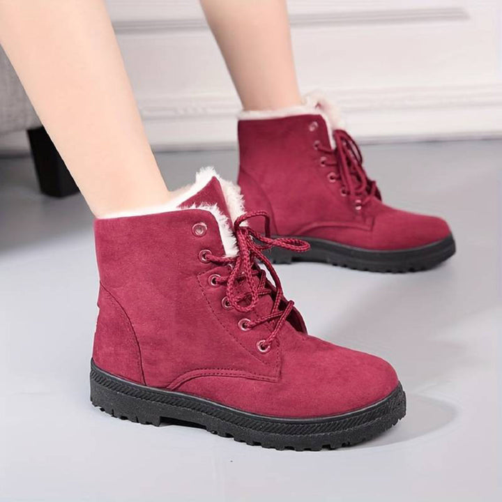 Dunkle Damen Winterstiefeletten mit kuscheligem Warmfutter und rutschfester Sohle für kalte Tage.