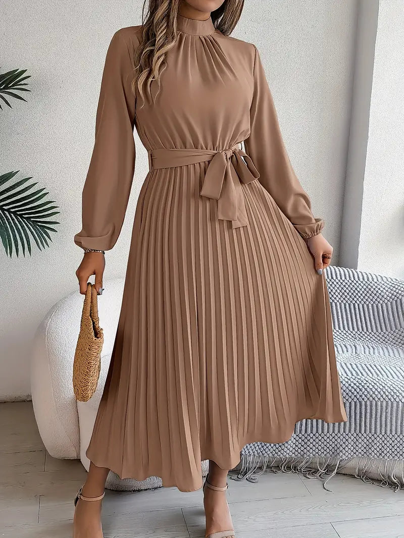 Stilvolles Damenkleid: Plissiertes Midikleid, hochgeschlossen, ideal für festliche Abendmode.