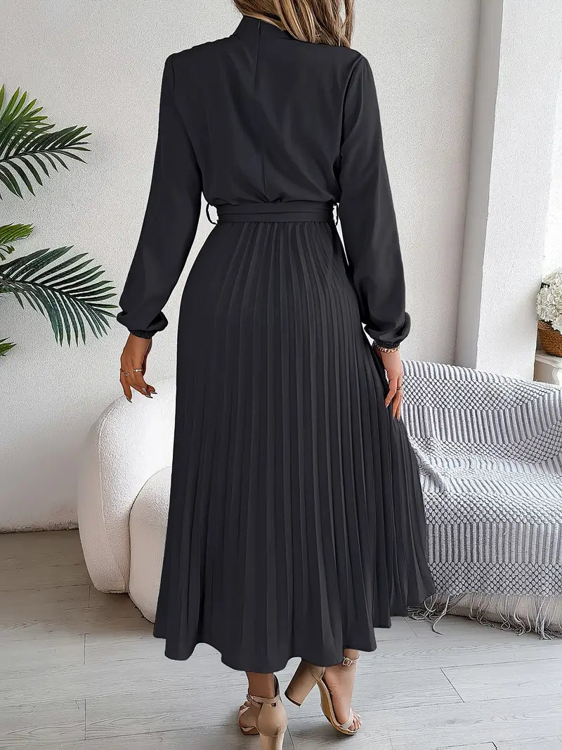 Damen Festkleid: Plissiertes Midikleid mit hohem Kragen und eleganten langen Ärmeln.