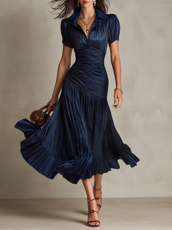 Nahaufnahme des gestreiften Stoffes vom eleganten Sommerkleid