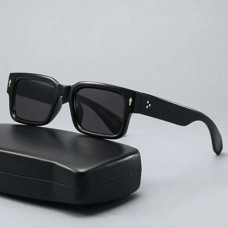 Stilvolle Sonnenbrille getragen in einer natürlichen Außenumgebung