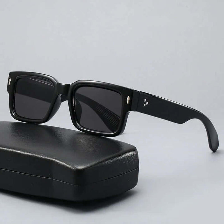 Stilvolle Sonnenbrille getragen in einer natürlichen Außenumgebung