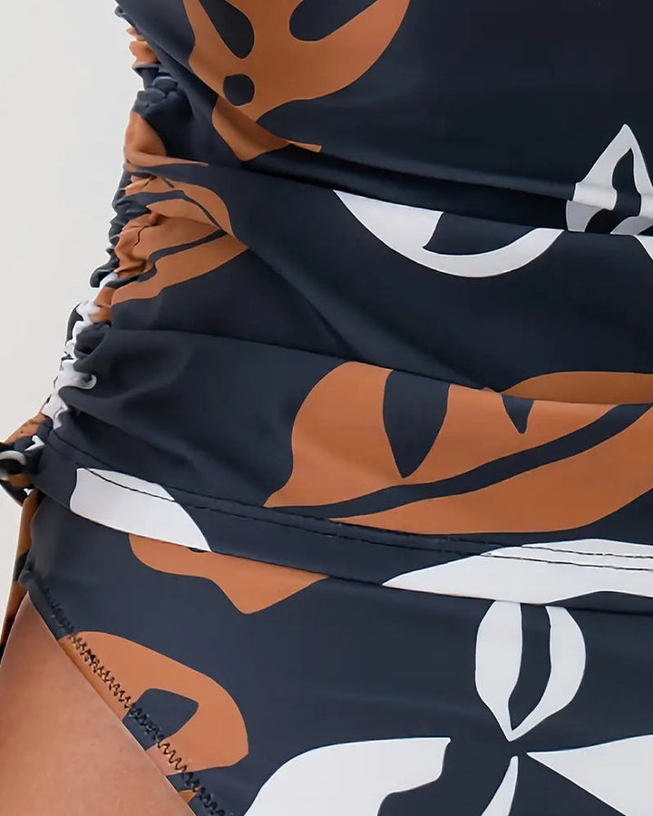 Detailansicht der gerüschten Seite des Tankini-Oberteils mit Kordelzug und Blättermuster