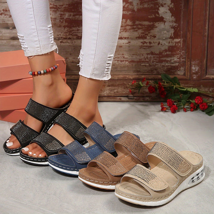 Beige orthopädische Sandale mit Strassbesatz und komfortablem Keilabsatz