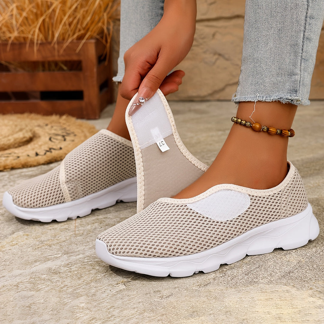 Nahaufnahme der flexiblen und stoßdämpfenden Laufsohle der Damenschuhe