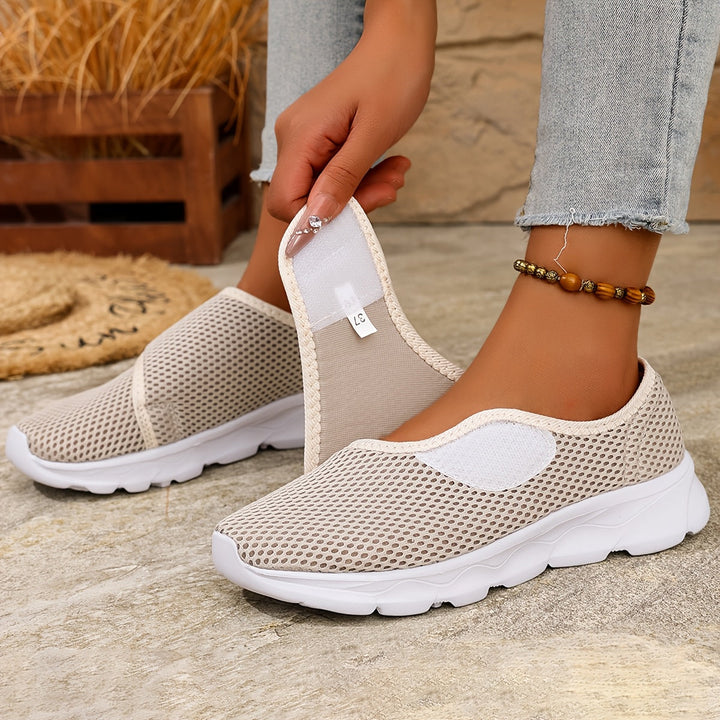 Nahaufnahme der flexiblen und stoßdämpfenden Laufsohle der Damenschuhe