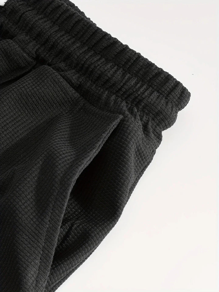 Detailaufnahme der Shorts aus dem Herren Sportset mit elastischem Bund und Waffelstrick