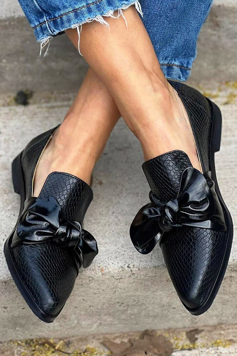 Damen Ballerinas in Schwarz mit Schleife an den Füßen getragen