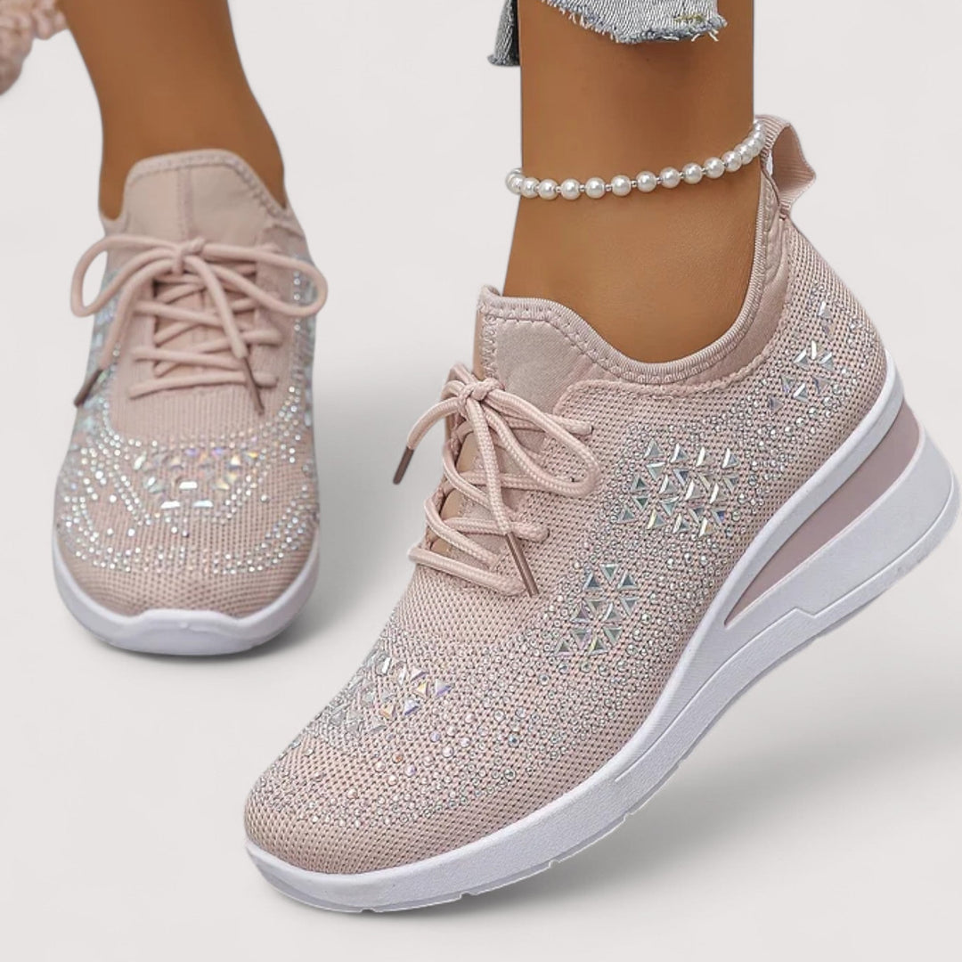 Bequeme Damen Glitzer-Sneaker am Fuß, perfekt für einen modischen und komfortablen Freizeit-Look.