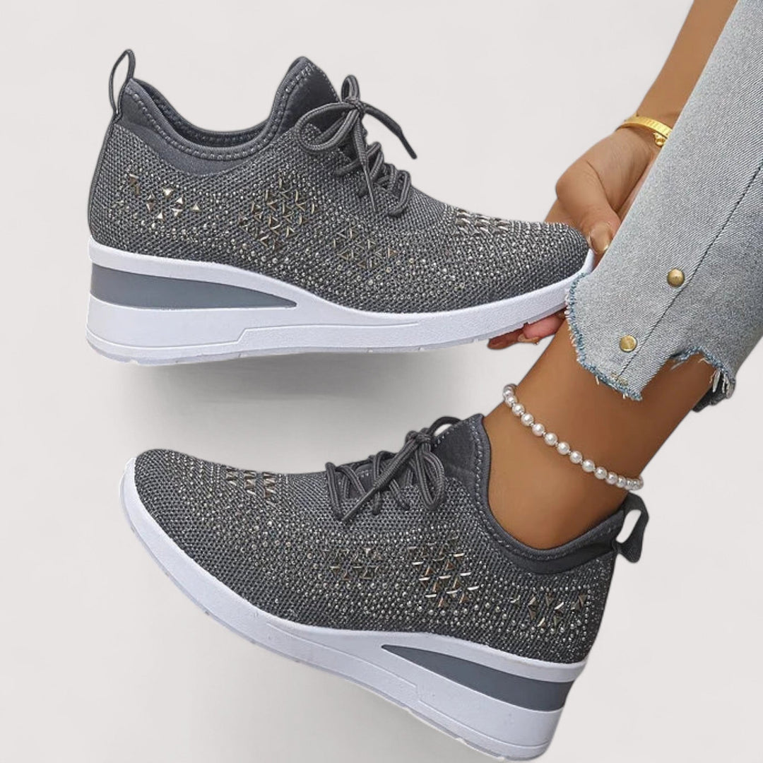 Nahaufnahme der glitzernden Oberfläche dieser Damen Schnür-Sneaker. Atmungsaktiv und stylisch.