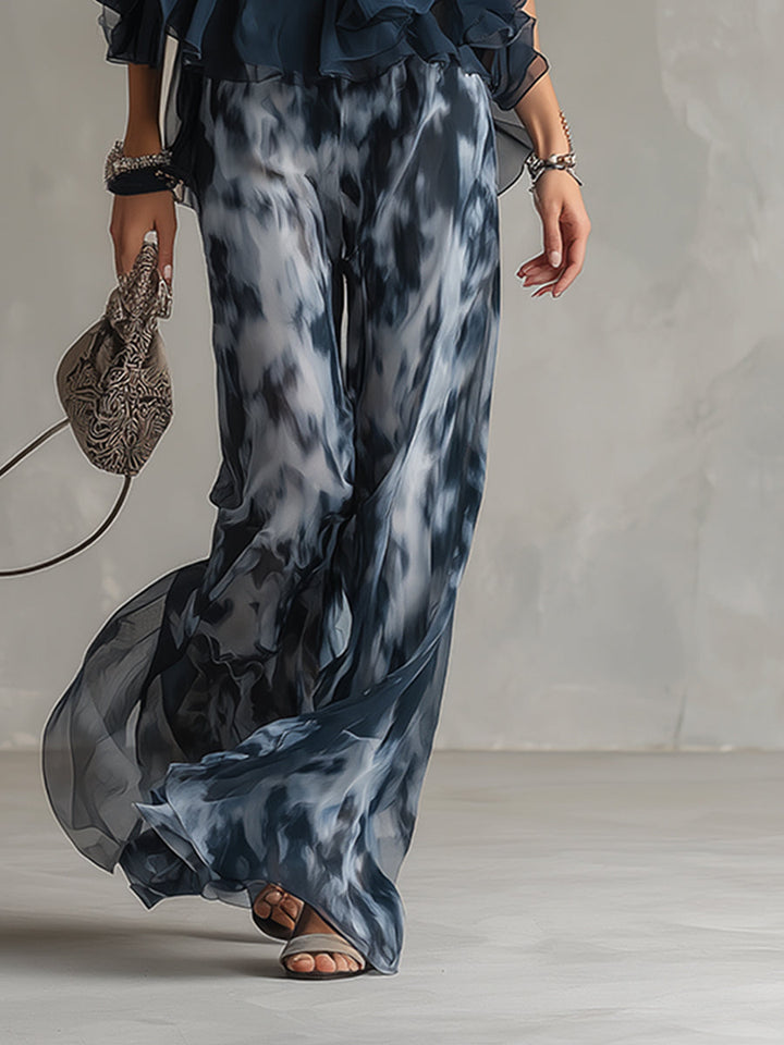 Detailansicht des eleganten Damen Zweiteilers Aubrey in Marineblau mit weitem Beinschnitt