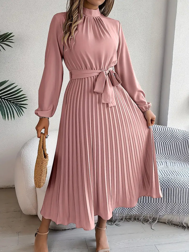 Damen Abendkleid: Plissiertes Midikleid mit hohem Kragen, detailreiche Falten, festlich.