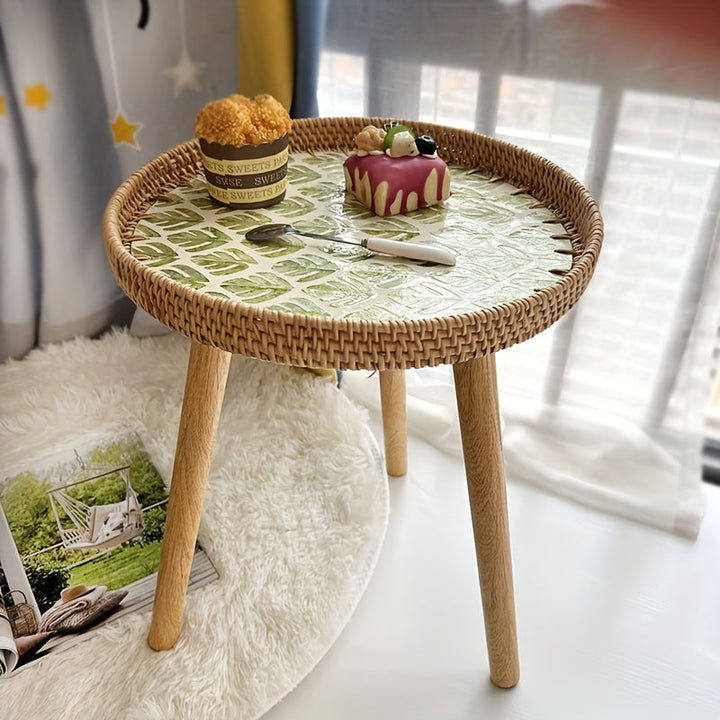 Runder Holztisch mit geflochtener Tischplatte, dekoriert mit Kuchen und Popcorn, im Wohnzimmer.
