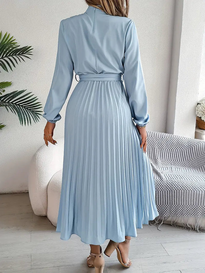 Stilvolles Damen Midikleid, plissiert, hochgeschlossen und langärmlig. Perfekt für festliche Events.