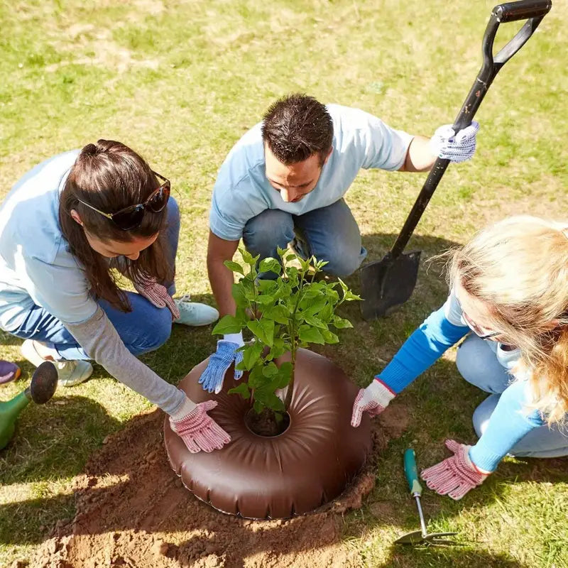 "Effektive 15/20 Gallon Baum Bewässerungstasche, grün und braun, für gleichmäßige Tropfbewässerung von Gartenbäumen."