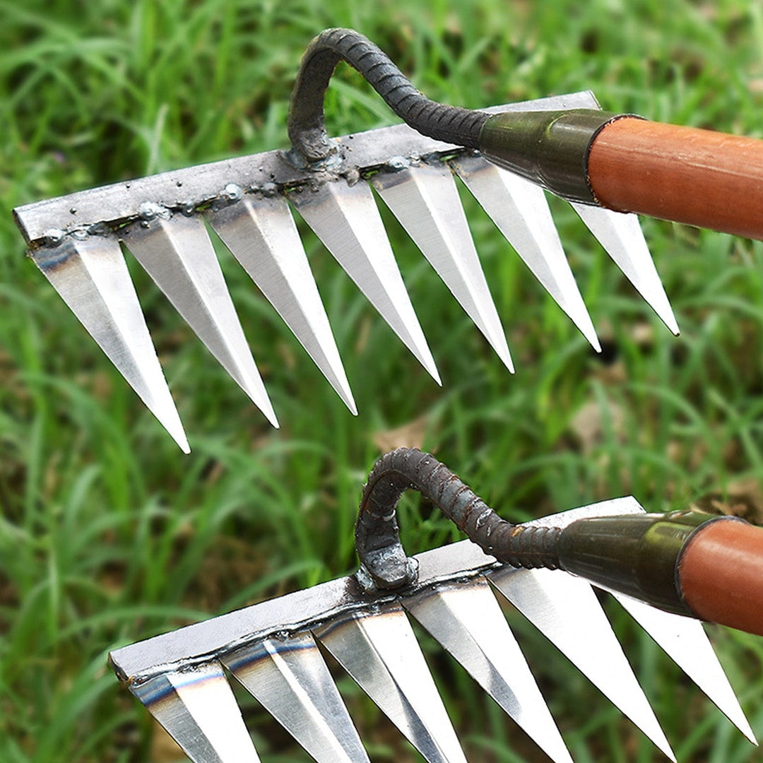 "Effektiver Unkrautentferner mit scharfen Zähnen und robustem Stahl, ideal für unkrautfreie Blumenbeete im Garten"