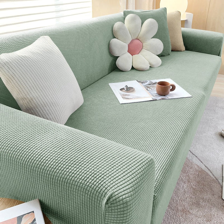 "Elastischer Sofabezug in Beige auf einem Sofa, stilvoller Schutz, passt perfekt durch Flexibilität, für Wohnzimmereinrichtun
