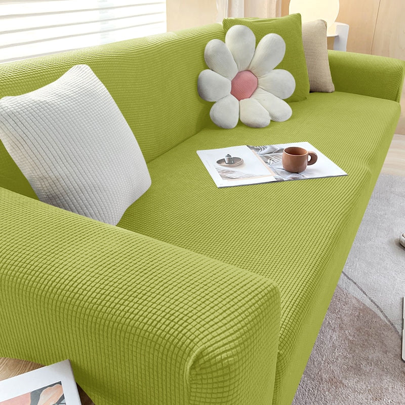 "Elastischer Sofabezug in Beige auf einem Sofa, stilvoller Schutz, passt perfekt durch Flexibilität, für Wohnzimmereinrichtun