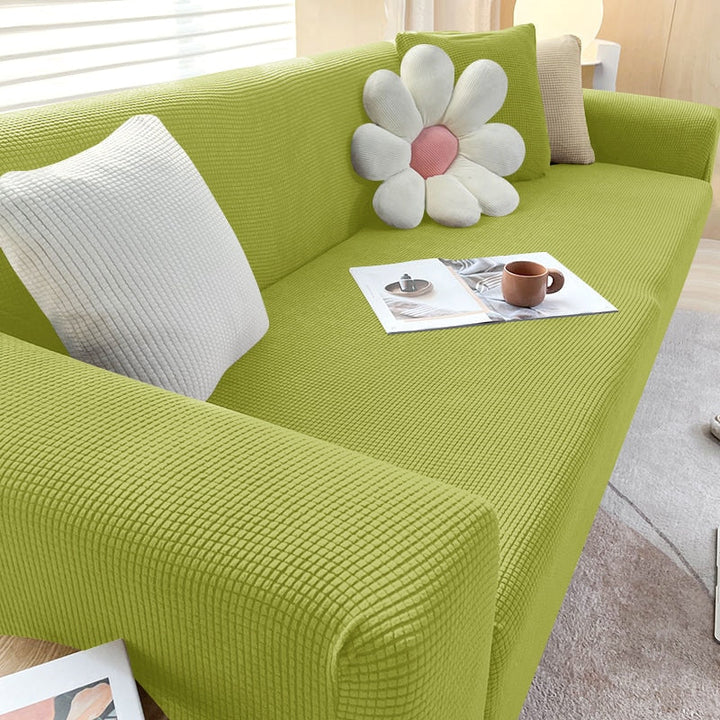 "Elastischer Sofabezug in Beige auf einem Sofa, stilvoller Schutz, passt perfekt durch Flexibilität, für Wohnzimmereinrichtun