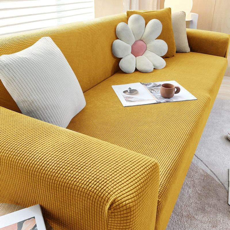 "Elastischer Sofabezug in Beige auf einem Sofa, stilvoller Schutz, passt perfekt durch Flexibilität, für Wohnzimmereinrichtun