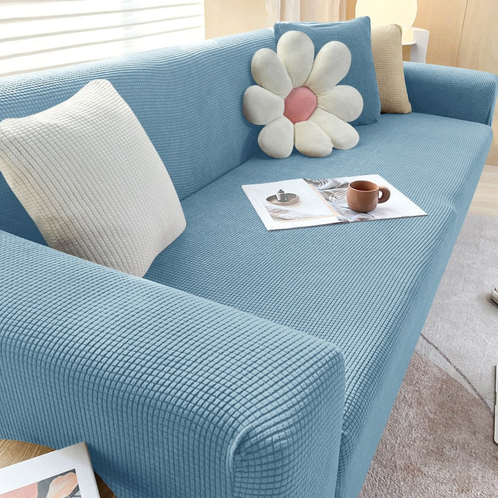 "Elastischer Sofabezug in Beige auf einem Sofa, stilvoller Schutz, passt perfekt durch Flexibilität, für Wohnzimmereinrichtun