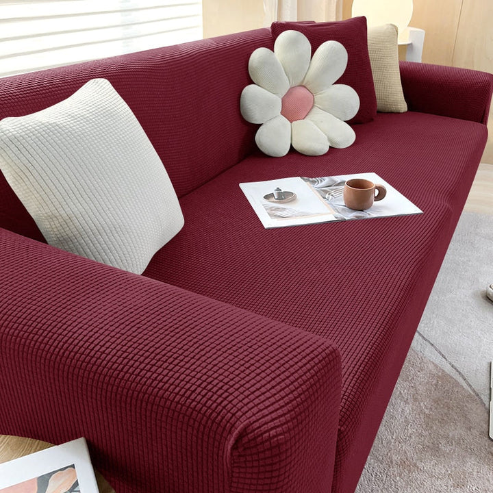 "Elastischer Sofabezug in Beige auf einem Sofa, stilvoller Schutz, passt perfekt durch Flexibilität, für Wohnzimmereinrichtun