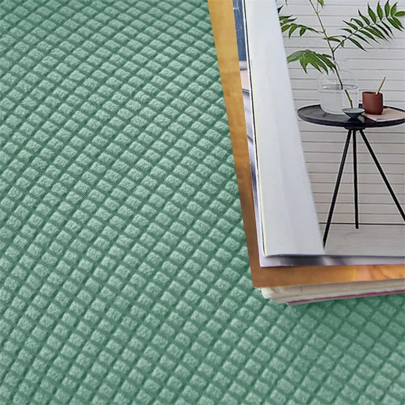 "Elastischer Sofabezug in Beige auf einem Sofa, stilvoller Schutz, passt perfekt durch Flexibilität, für Wohnzimmereinrichtun