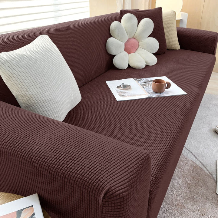 "Elastischer Sofabezug in Beige auf einem Sofa, stilvoller Schutz, passt perfekt durch Flexibilität, für Wohnzimmereinrichtun
