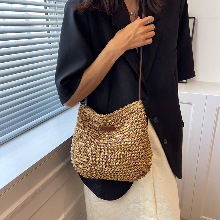 Modische Damen Schultertasche in Beige, ideal als schickes Accessoire für den Sommer und Freizeit-Looks.