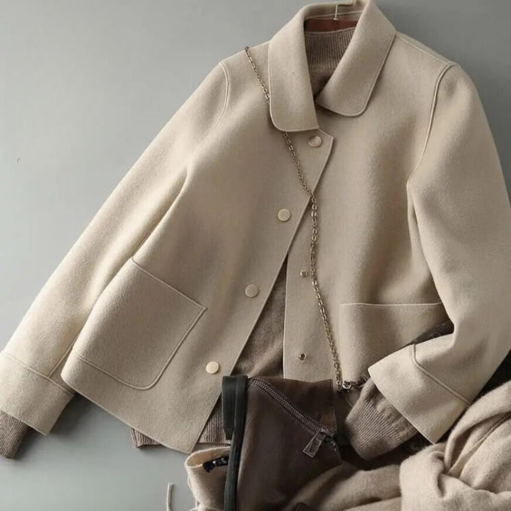 Elegante beige Damen Winterjacke mit Knopfleiste & warmem Futter. Stilvolle Oberbekleidung für Wintermode.