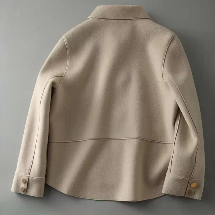 Warme Damen Winterjacke mit eleganter Knopfleiste. Perfekte Winterjacke & Oberbekleidung für Freizeit.
