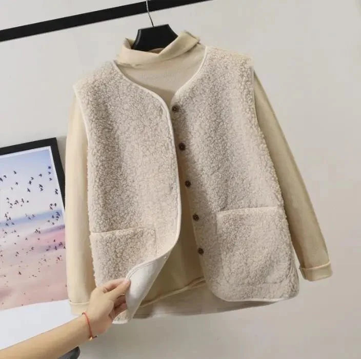 Elegante beige Plüsch-Weste für Damen, ideal für Layering im Herbst, aus weichem Material für Komfort und Stil.