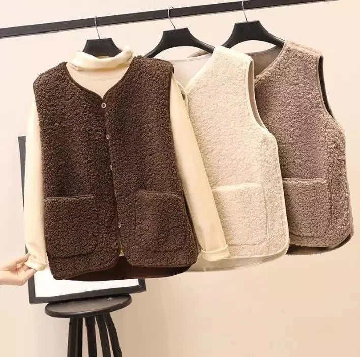Elegante beige Plüsch-Weste für Damen, ideal für Layering im Herbst, aus weichem Material für Komfort und Stil.