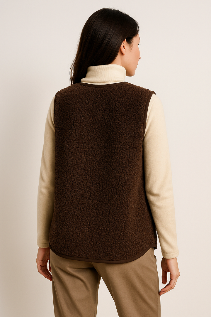 Elegante beige Plüsch-Weste für Damen, ideal für Layering im Herbst, aus weichem Material für Komfort und Stil.