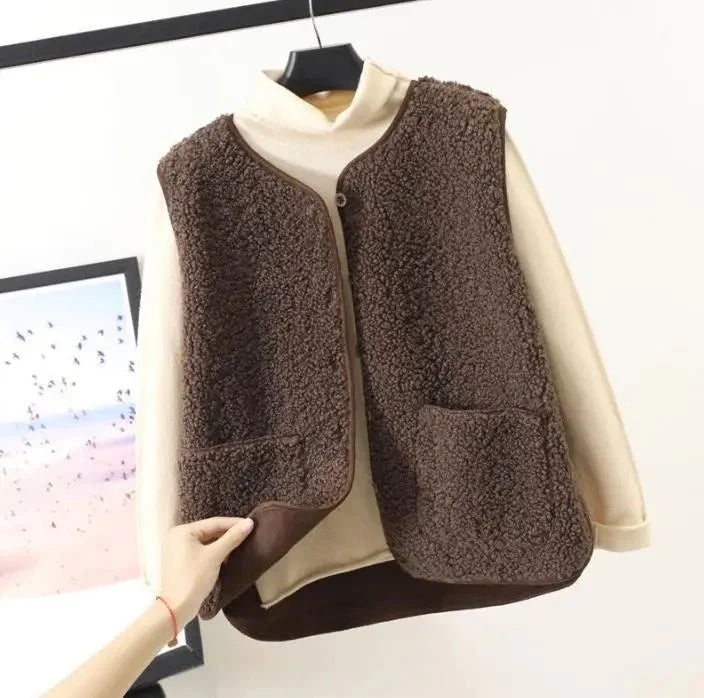 Elegante beige Plüsch-Weste für Damen, ideal für Layering im Herbst, aus weichem Material für Komfort und Stil.