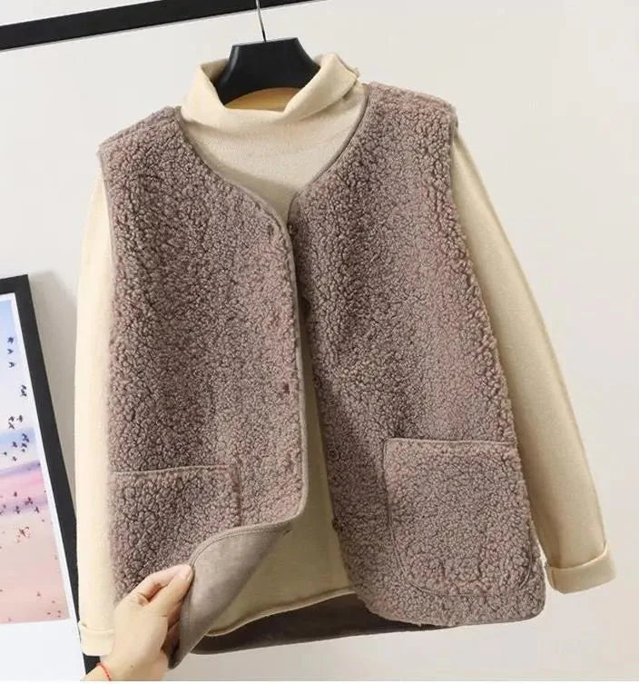 Elegante beige Plüsch-Weste für Damen, ideal für Layering im Herbst, aus weichem Material für Komfort und Stil.