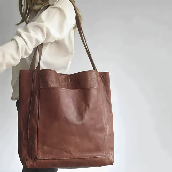Klassische schwarze Damenhandtasche aus Echtleder, Frontansicht. Zeitlose, hochwertige Ledertasche für jeden Anlass.