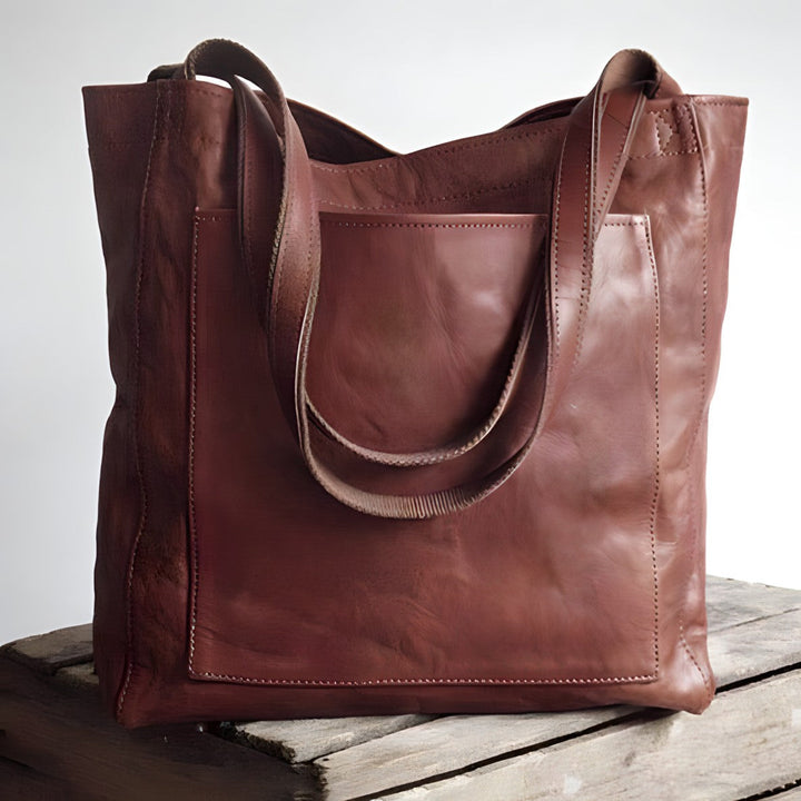 Damen Echtleder Schultertasche in Dunkelbraun, elegant getragen. Stilvolle, hochwertige Ledertasche für Damen.